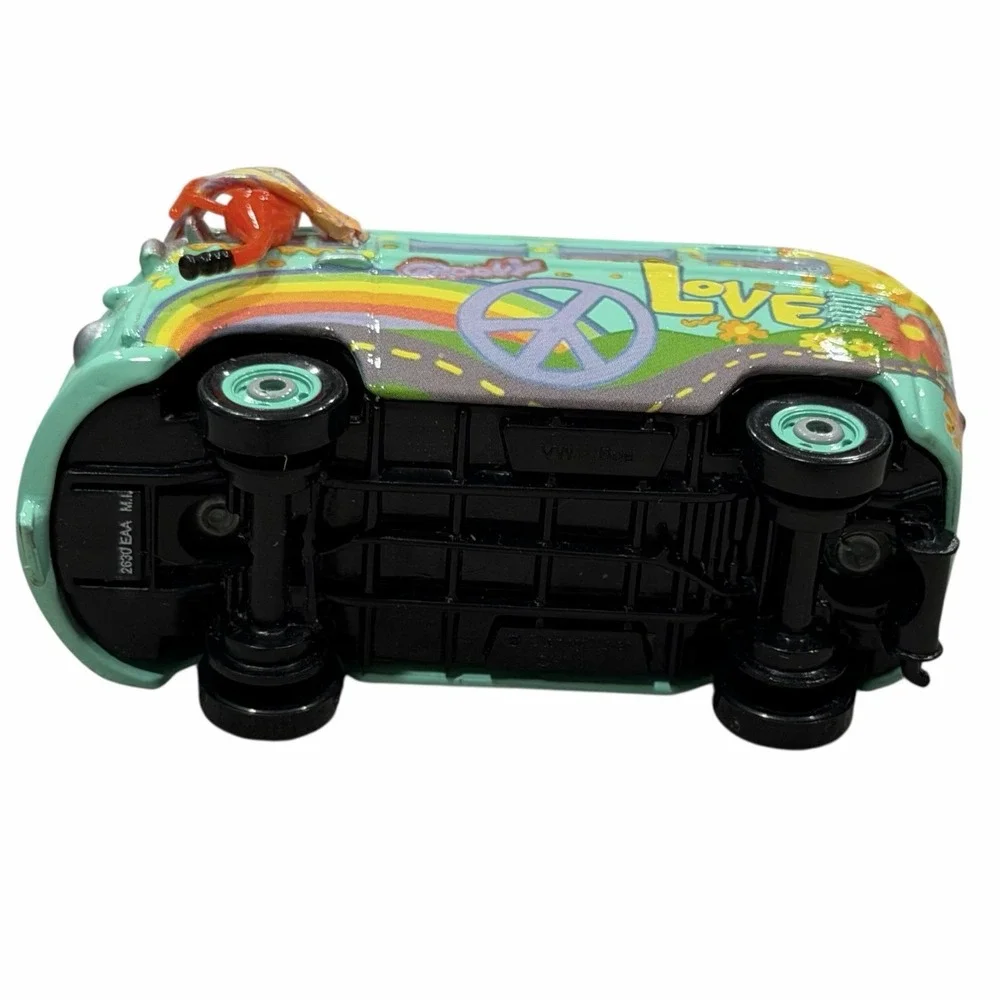 Disney Pixar Cars VW Bus Pit Crew Member Fillmore 2015 1:55 Diecast Hippie‎ Van